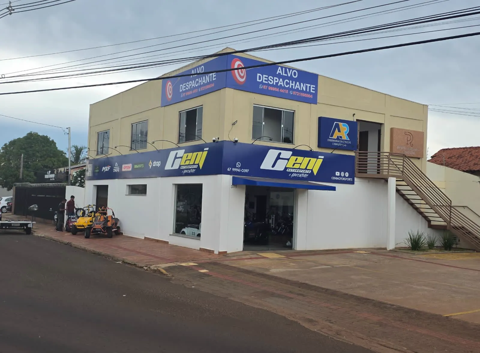 Fachada do prédio da Alvo Despachante na Rua Everest, 325, em Campo Grande, com a faixa azul da Alvo no alto